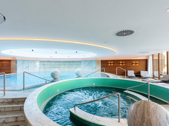 Your spa hotel in Allgäu: Allgäu Sonne Modern spa area with whirlpool, swimming pool, and lounge chairs