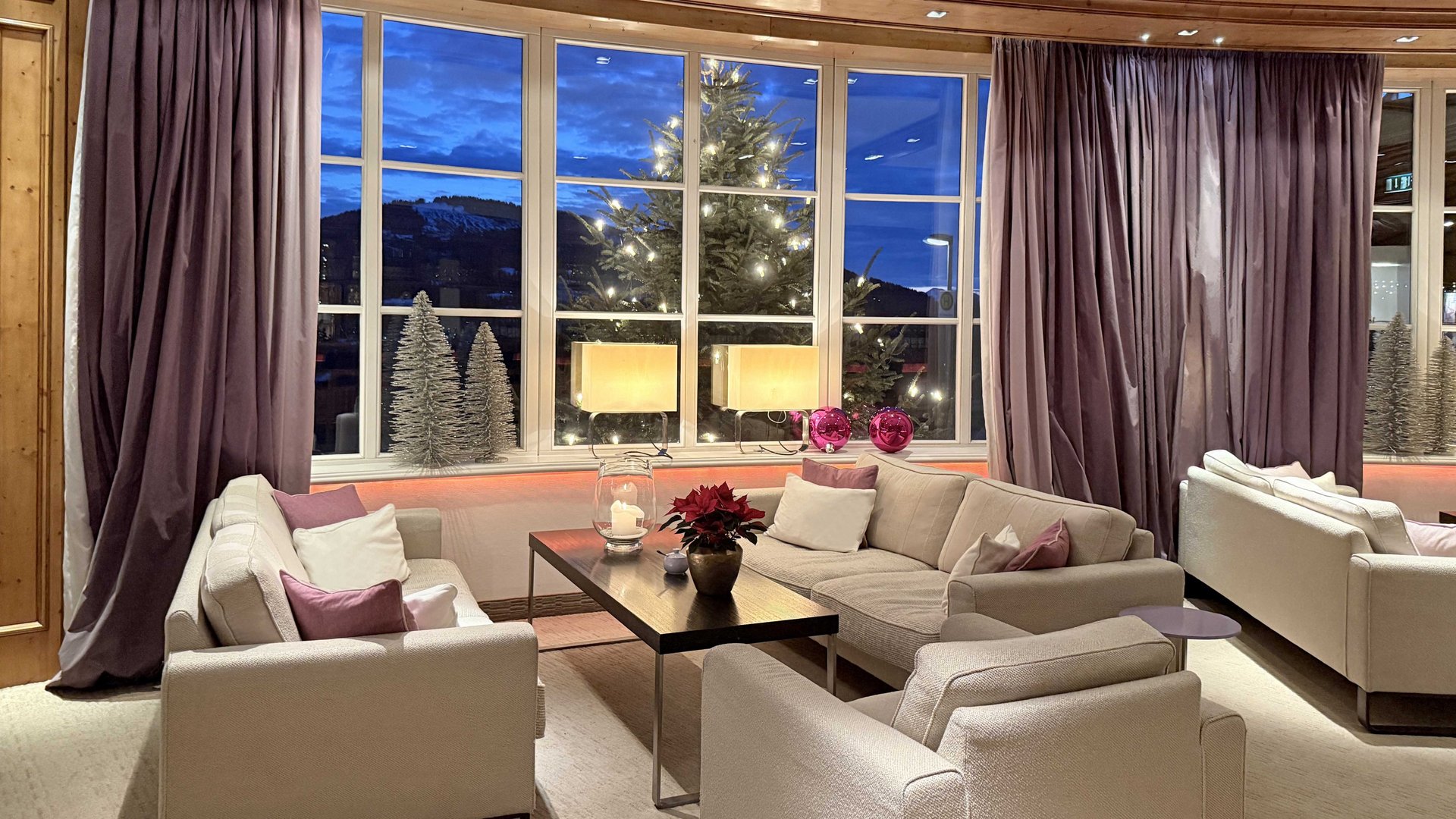 Oberstaufen: Hotel Allgäu Sonne Cozy living room with Christmas tree and festive decorations at night