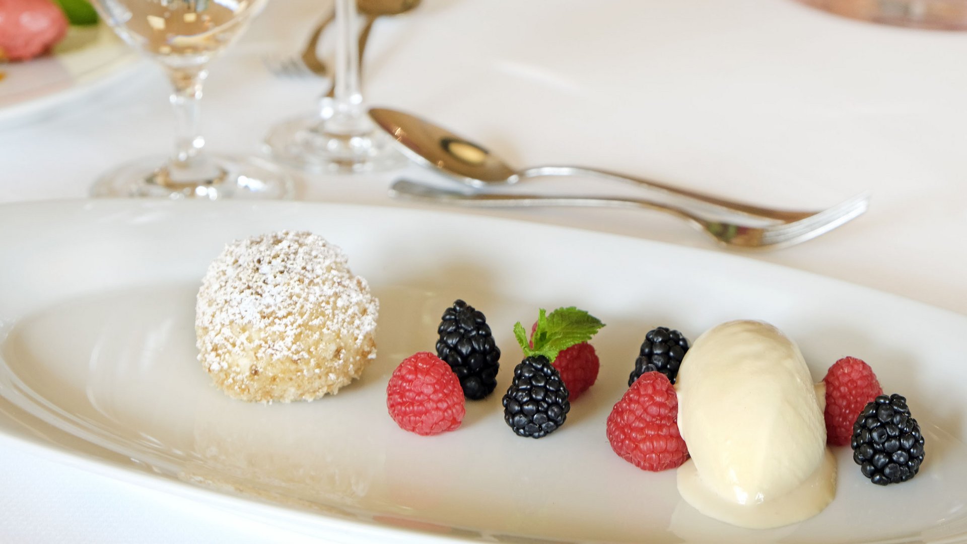 Dessert - Topfen-Nougat-Knödel mit Vanilleeis