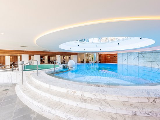 Your spa hotel in Allgäu: Allgäu Sonne Indoor pool with round skylight and marble steps in a modern spa