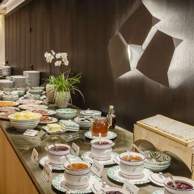 Unser Auftrag: Ihr perfekter Urlaub in Oberstaufen Buffet mit Aufschnitt, Butter, Marmeladen und Honig in modernem Ambiente
