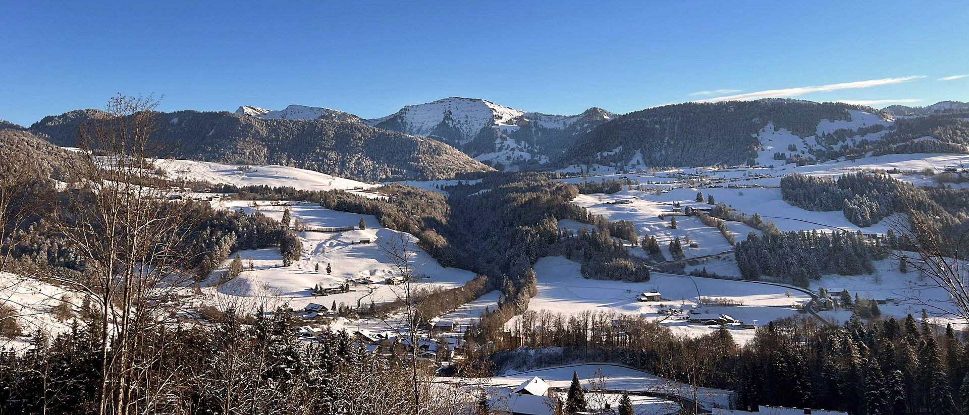 Verschneite Alpenlandschaft unter klarem blauen Himmel