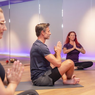 NEU: Yoga- & Ayurveda-Retreat Gruppe beim Meditieren im Yogastudio