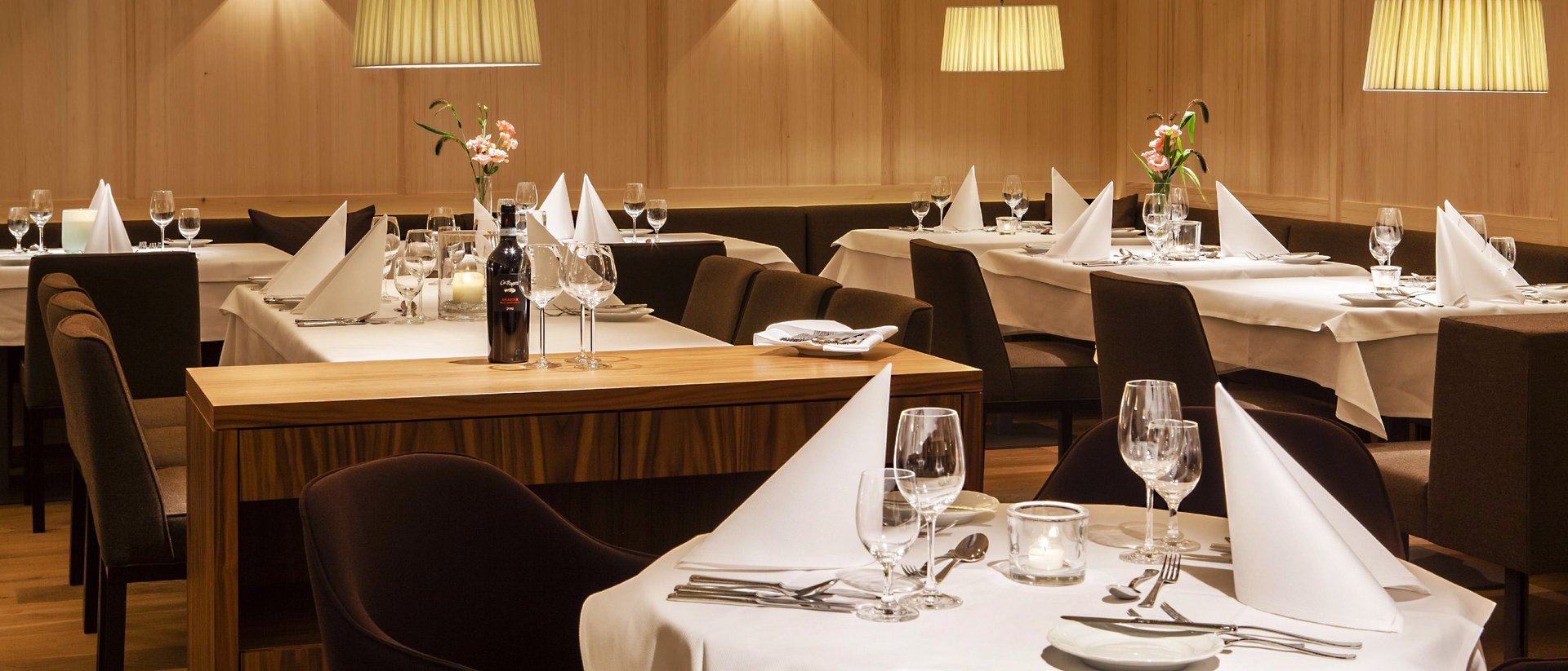 Elegantes Restaurant mit weißen Tischdecken und gefalteten Servietten