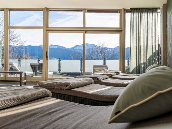 Your spa hotel in Allgäu: Allgäu Sonne Relaxation room with lounge chairs and snowy mountain view through window