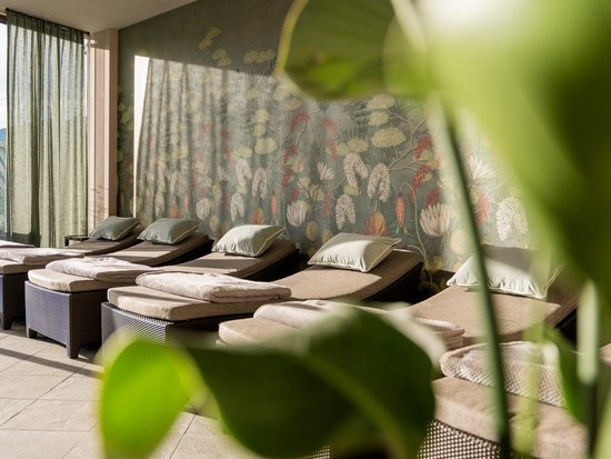 Your spa hotel in Allgäu: Allgäu Sonne Relaxing lounge chairs with pillows and towels in a sunlit room