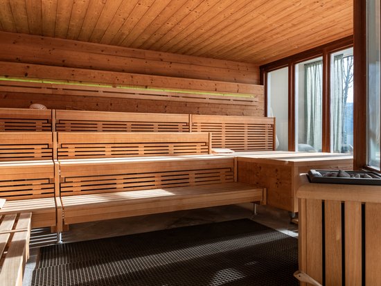 Your spa hotel in Allgäu: Allgäu Sonne Bright Finnish sauna with wooden benches and large windows