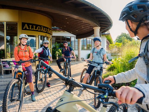 Fünf Radfahrer mit Helmen vor dem Allgäu Sonne Hotel