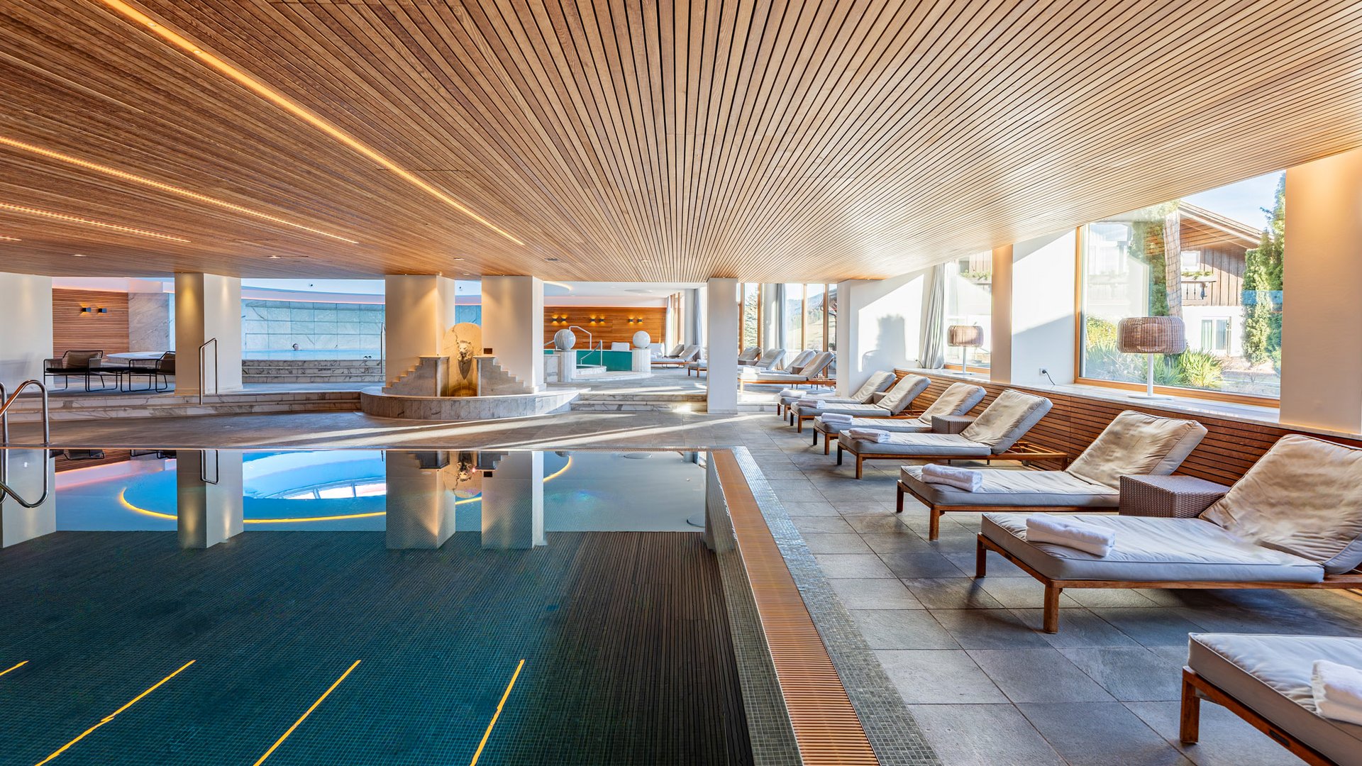 Innenansicht eines modernen Spa-Bereichs mit Pool und Liegestühlen