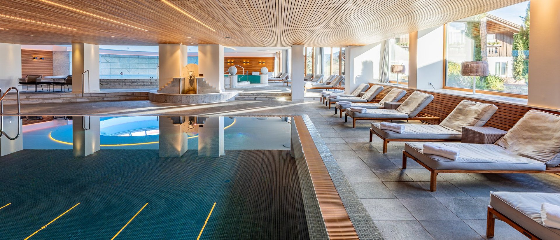 Your spa hotel in Allgäu: Allgäu Sonne Interior of a modern spa area with swimming pool and lounge chairs
