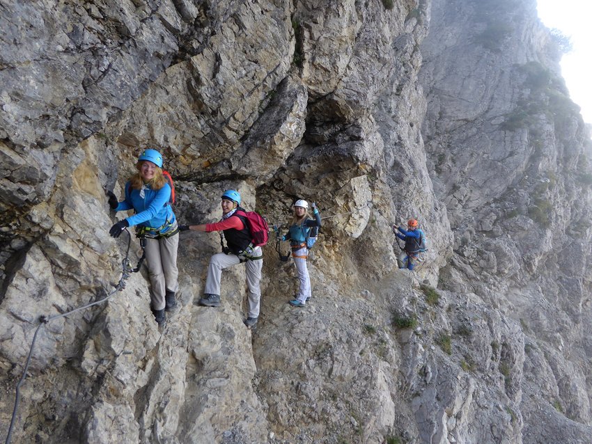 Die Tipps aus dem Wanderhotel im Allgäu Gruppe von Kletterern mit Helmen an einer steilen Felswand