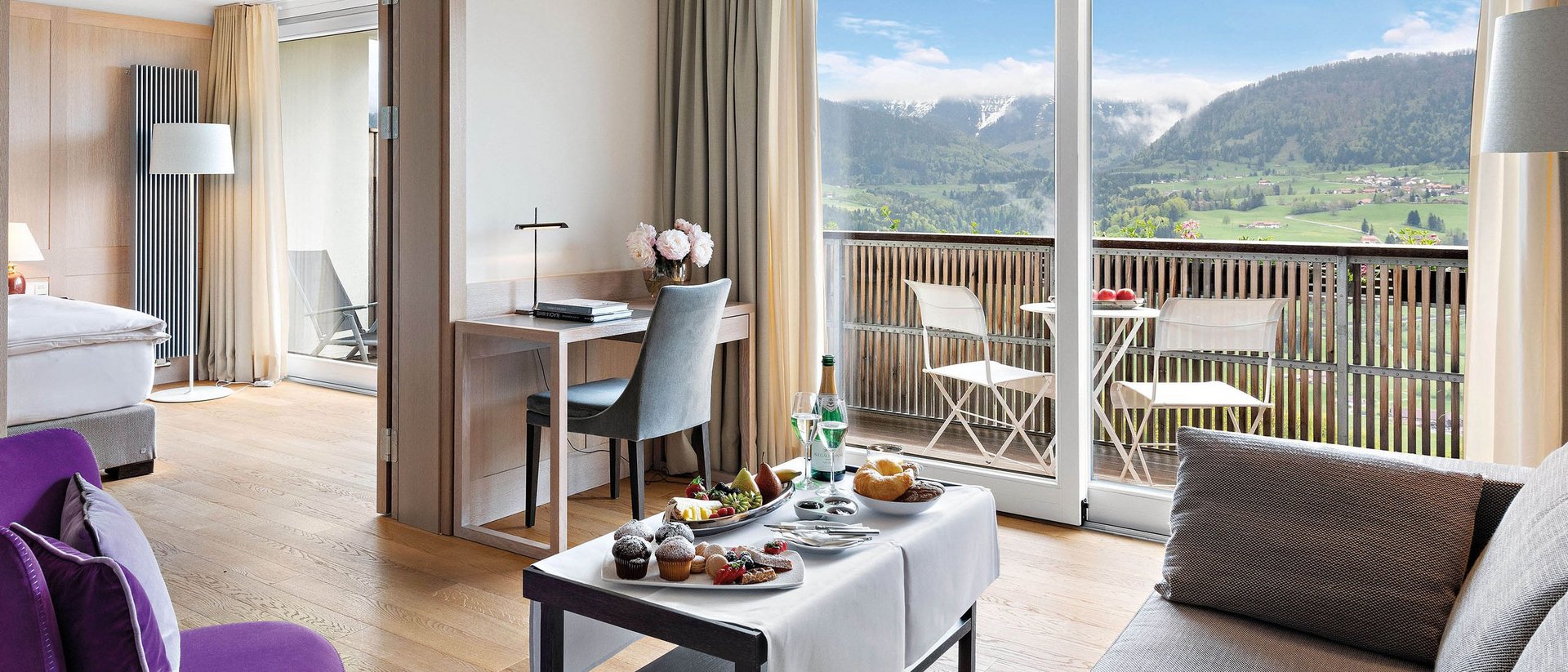 Gemütliche Hotelsuite mit Balkon und Bergblick
