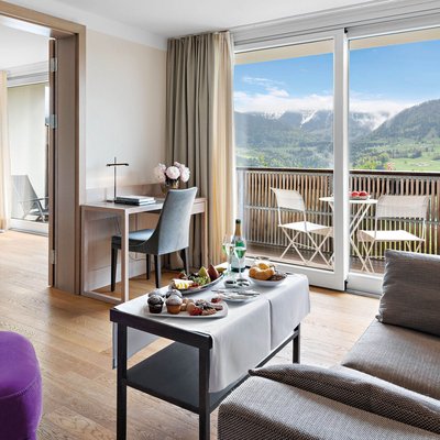 Helles Hotelzimmer mit Balkon und Bergblick